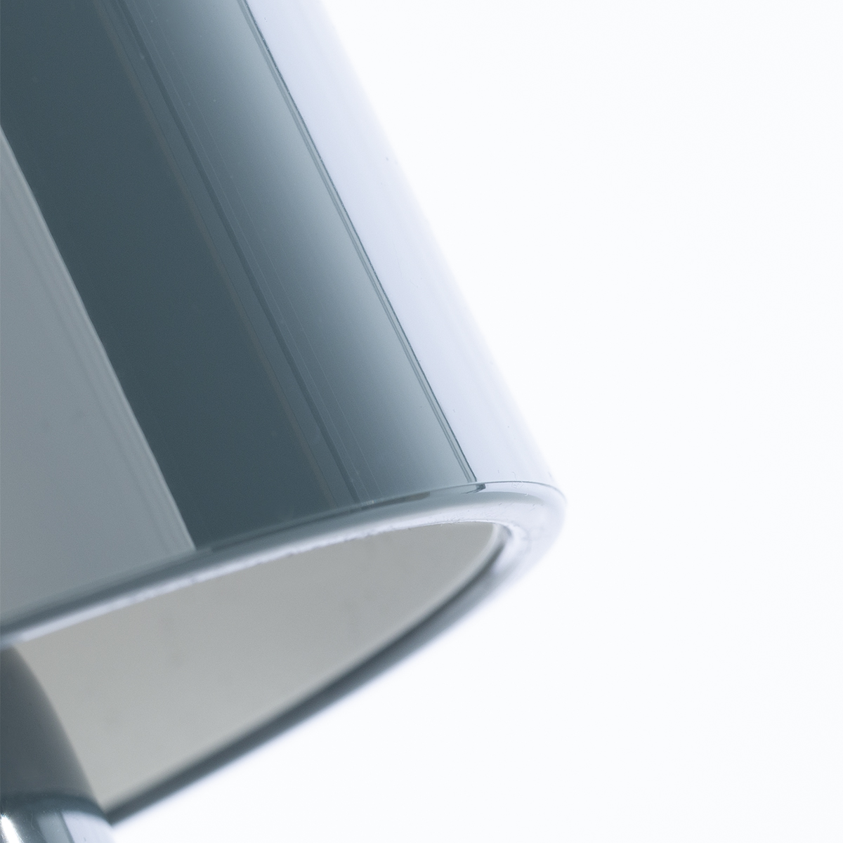 Flos Bellhop Battery LED Akkuleuchte, graublau glänzend (©Leuchtenland.com)