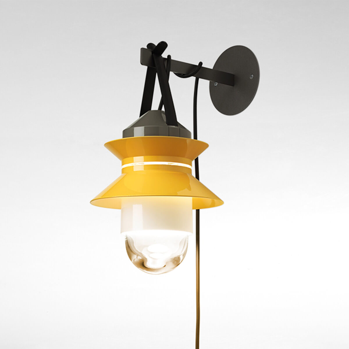 Marset Santorini Wandleuchte mit Wandhaken, Schirme: senfgelb