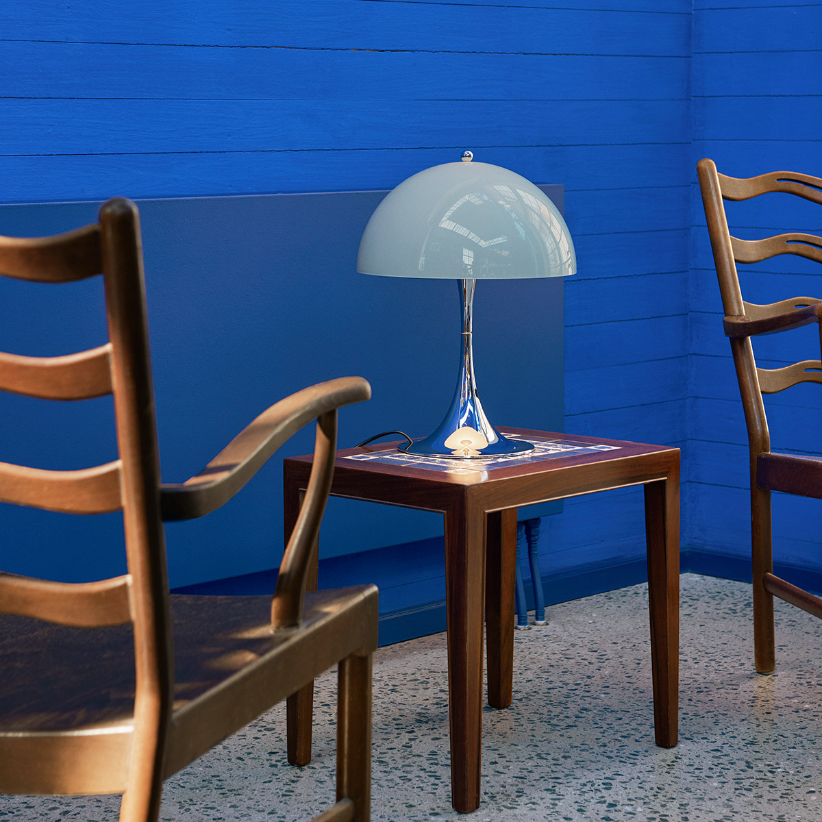 Louis Poulsen Panthella 250 LED Tischleuchte, Acryl opalgrau / Chrom – Design by Verner Panton