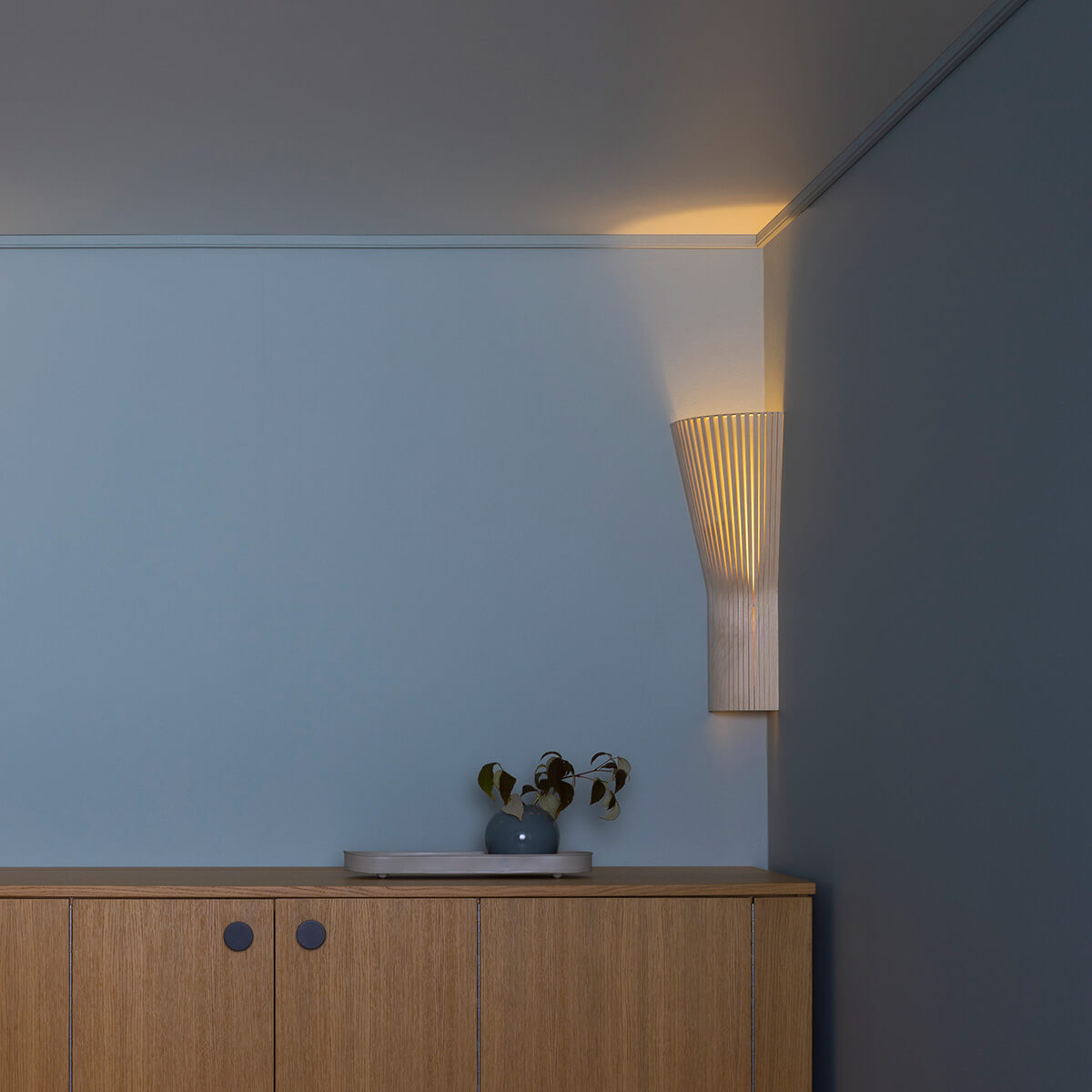 Secto Design Secto Small 4237 Eck- / Wandleuchte, Birke natur