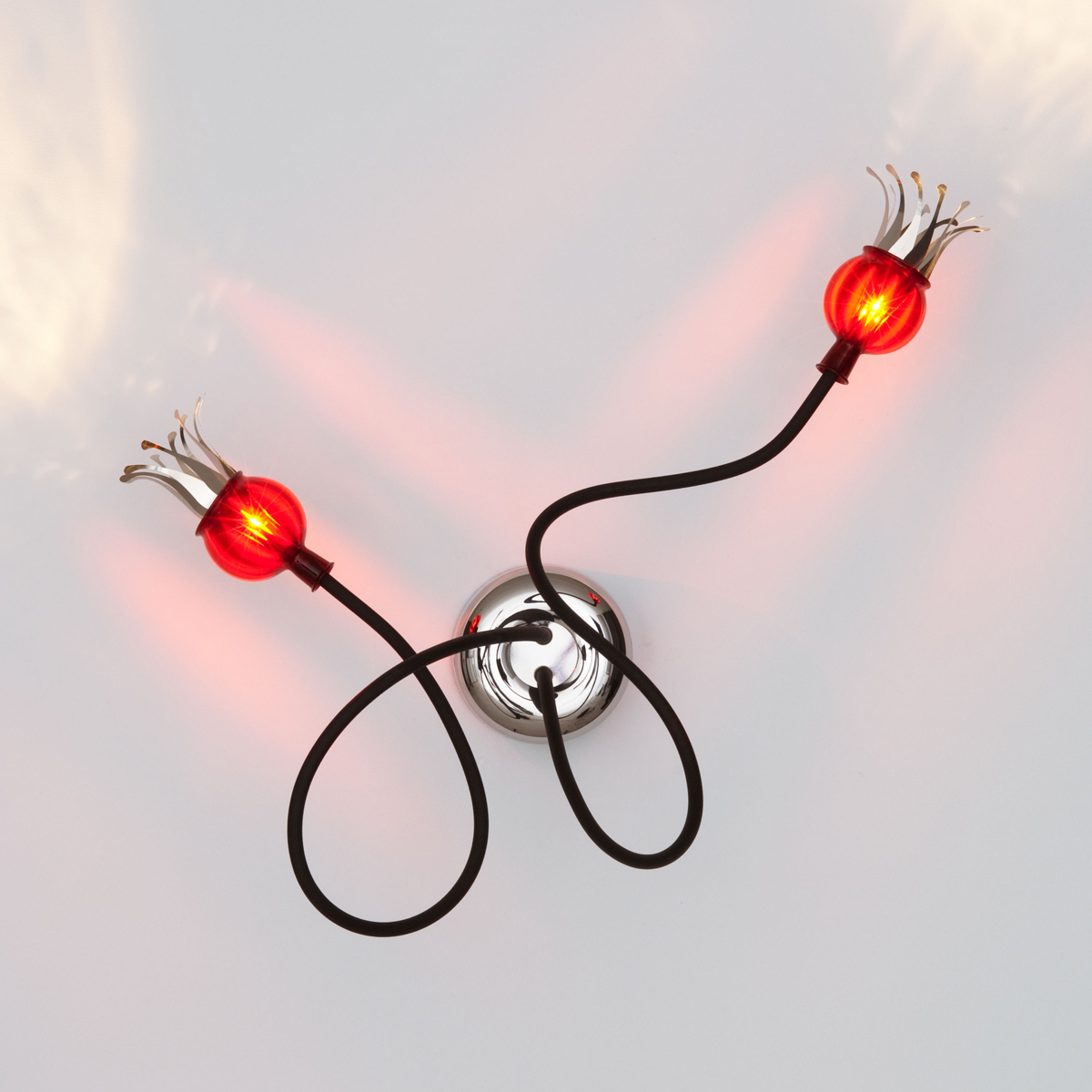 Serien. lighting Poppy Wall / Ceiling 2 Wand- / Deckenleuchte, Schirme: rubinrot, Arme: schwarz
