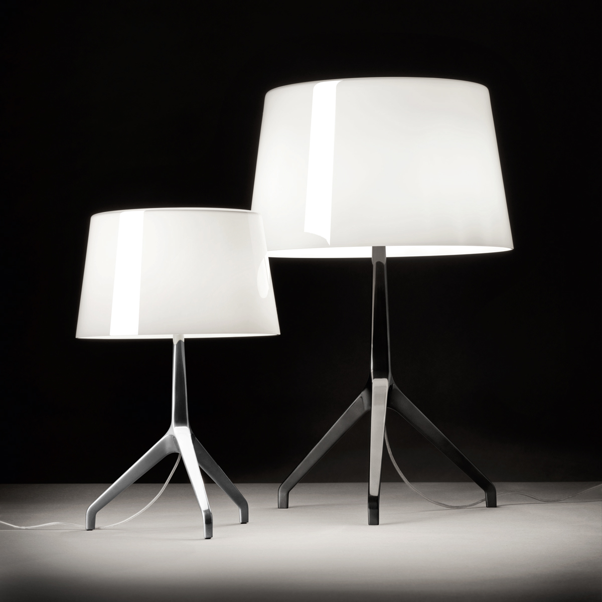 Foscarini Lumiere XXL Tavolo, cromo nero / bianco (schwarzchrom / weiß), und Lumiere XXS Tavolo, alluminio / bianco (Aluminium / weiß)