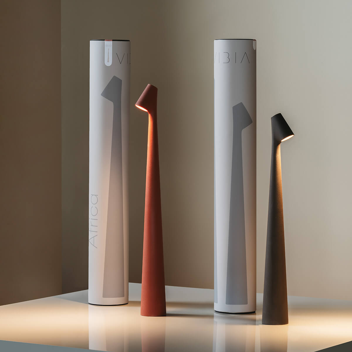 Vibia Africa 5585 LED Akkuleuchte, braun, und Africa 5580 LED Akkuleuchte, terra dark (terrakotta)