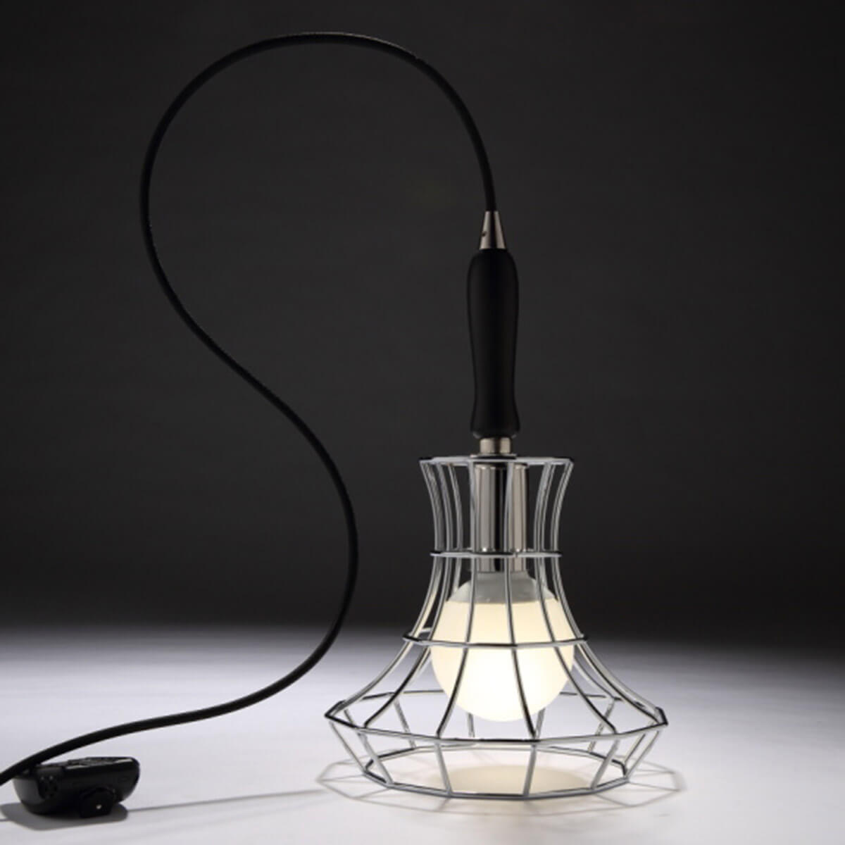 Zava Lady Cage Tischleuchte, schwarz / Chrom