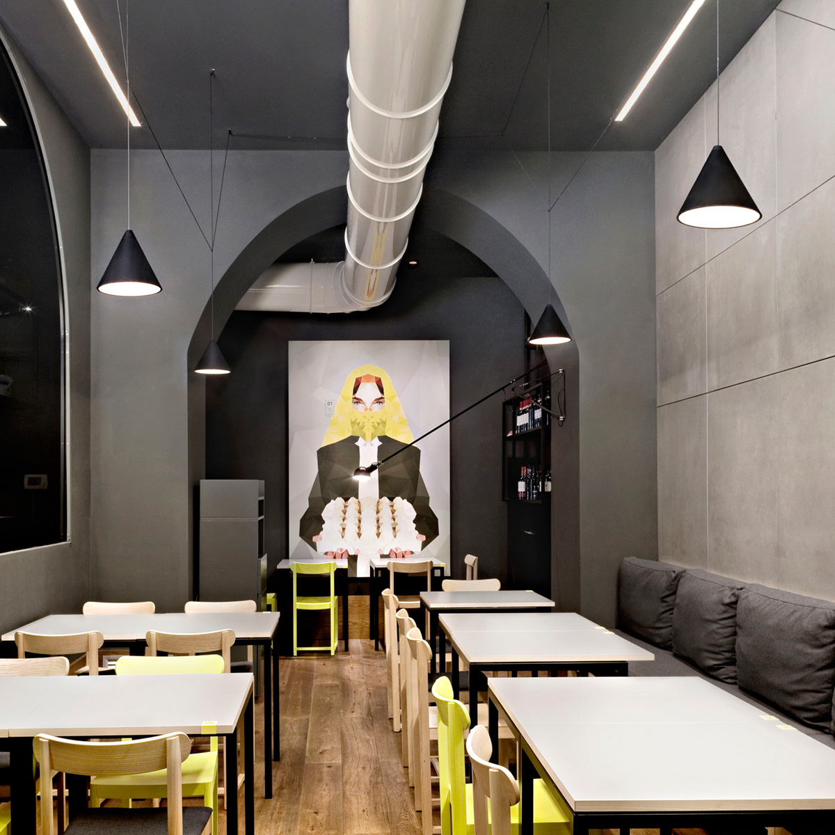 Flos String Light Cone LED Pendelleuchte, schwarz, mit String Light Wand- / Deckenrosetten, schwarz (als Zubehör erhältlich) (©Germano Borrelli)