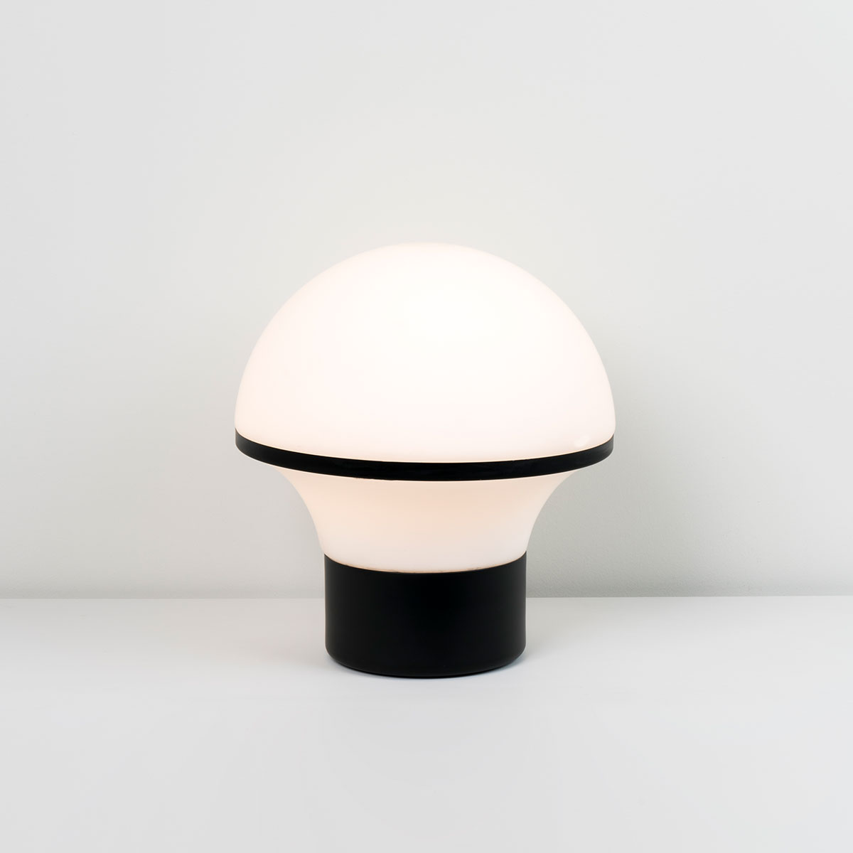 Milan Geyser Tischleuchte, Ø: 35,2 cm, schwarz matt / Opalglas satiniert