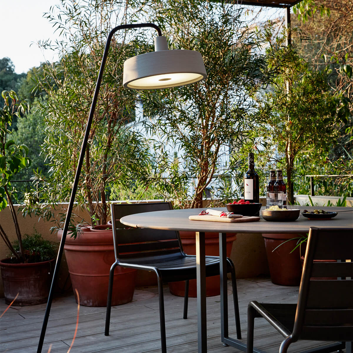 274-marset-soho-39-p-led-stehleuchte-outdoor-a631-231-steingrau-ambiente-2-1200x1200 Marset Soho 38 P LED Stehleuchte Outdoor, steingrau