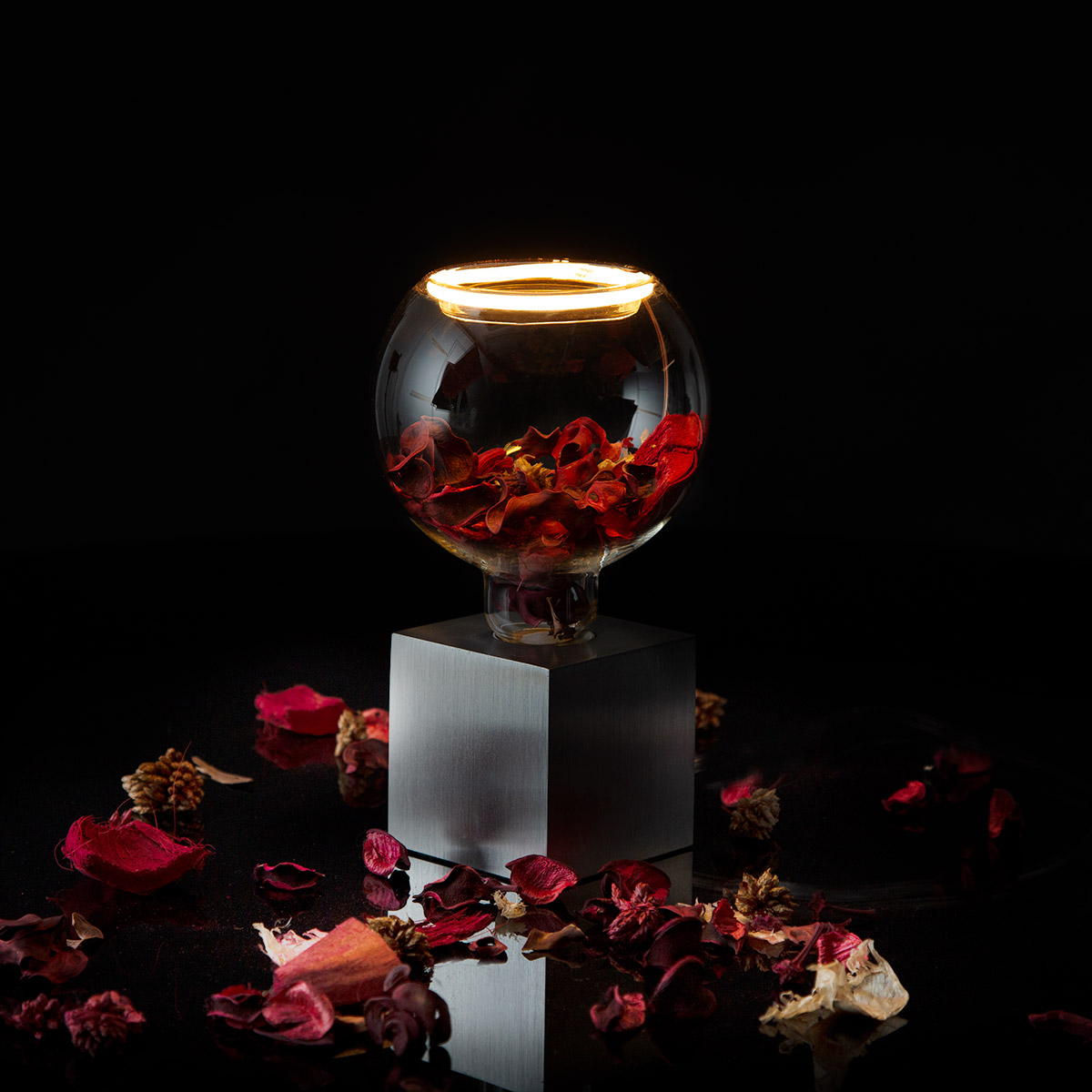 Segula LED Floating Globe 125 klar E27, 4,5 W, 2200 K, dimmbar, mit Sompex Cubic Tischleuchte, Aluminium (separat erhältlich) (©Leuchtenland.com)