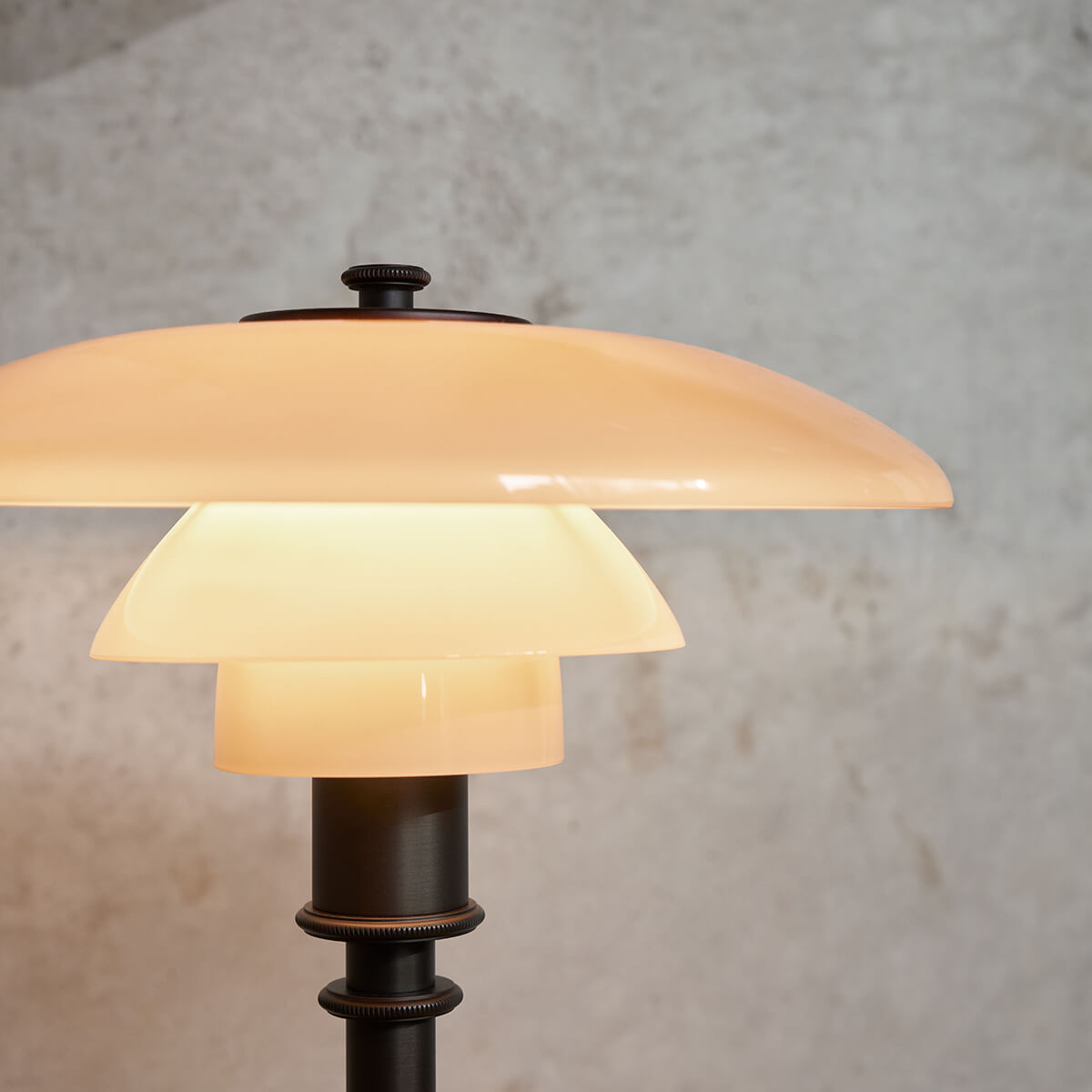 Louis Poulsen PH 2/1 Tischleuchte Limited Edition, Altmessing / Glas dusty terracotta