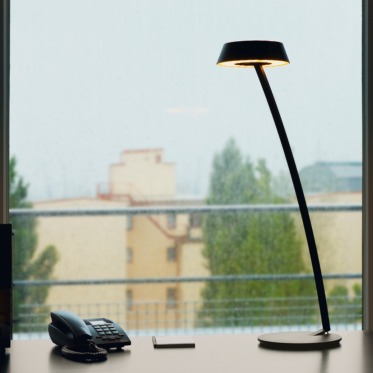 Oligo Glance LED Tischleuchte, gebogen, schwarz matt