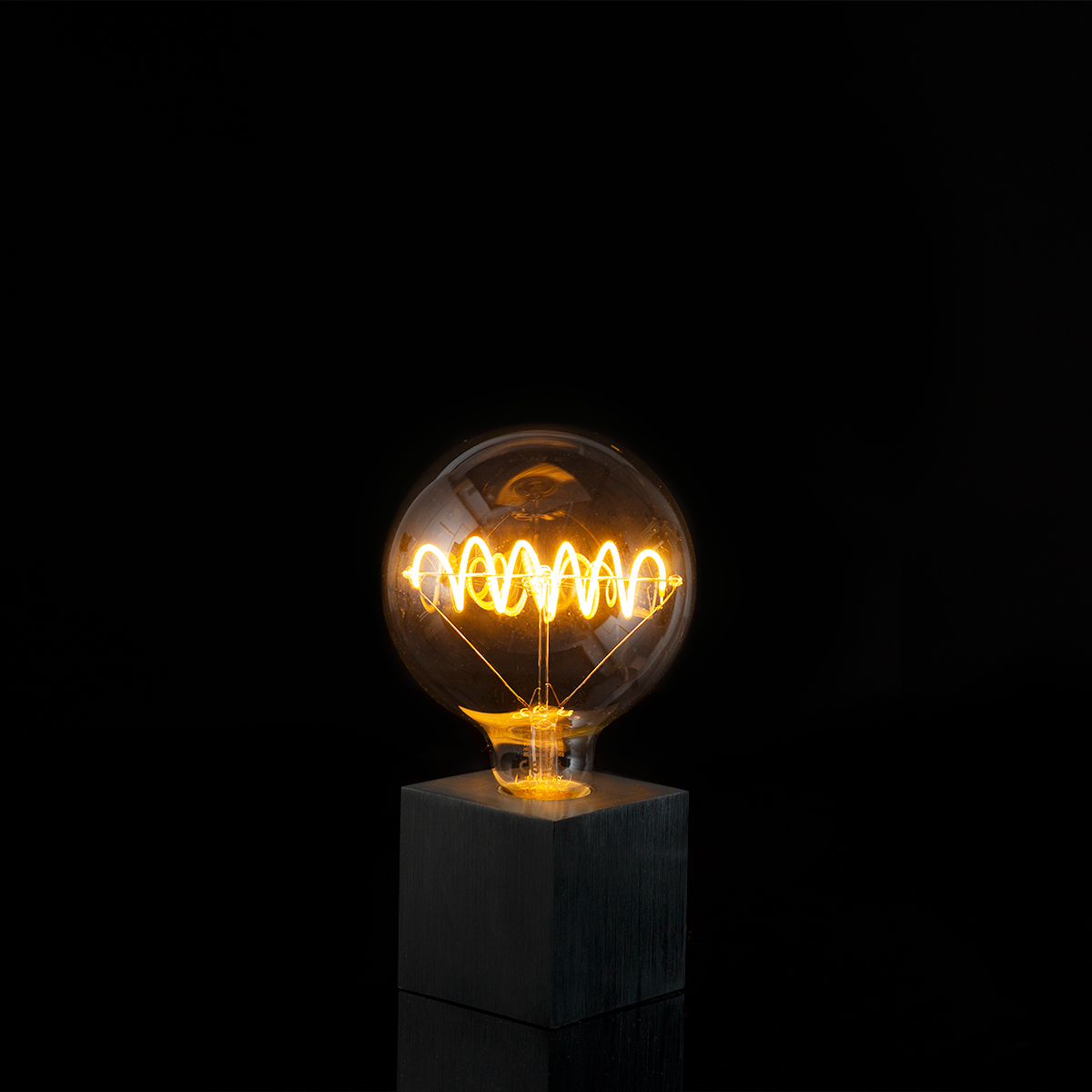 Segula LED Bridge Globe 125 Curved Plus klar E27, 6,5 W, 1900 K, dimmbar, mit Sompex Cubic Tischleuchte, schwarz (separat erhältlich) (©Leuchtenland.com)