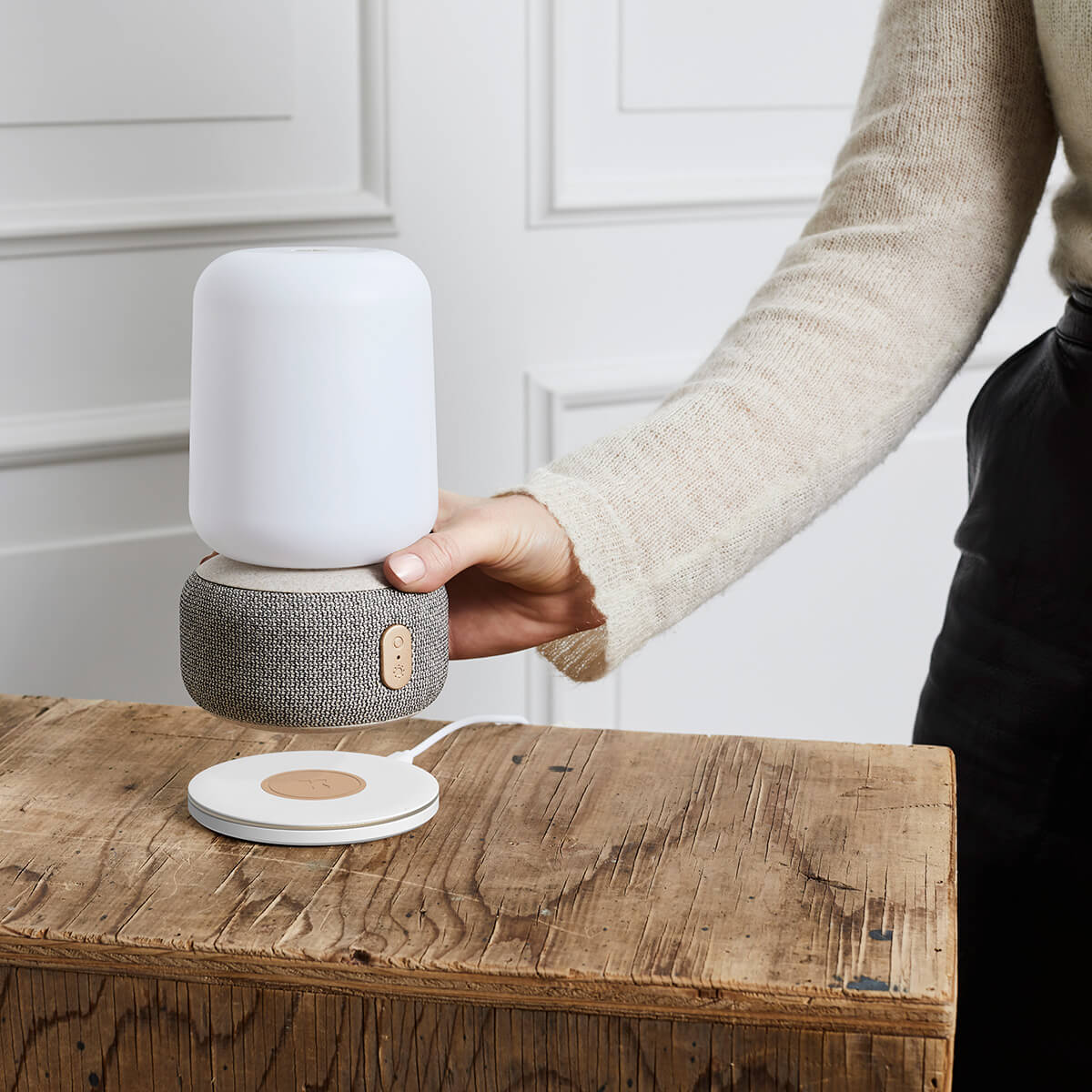 Kreafunk wiCHARGE II Wireless Qi-Ladegerät, weiß, mit der aLOOMI CARE LED Akkuleuchte & Bluetooth Lautsprecher (separat erhältlich)
