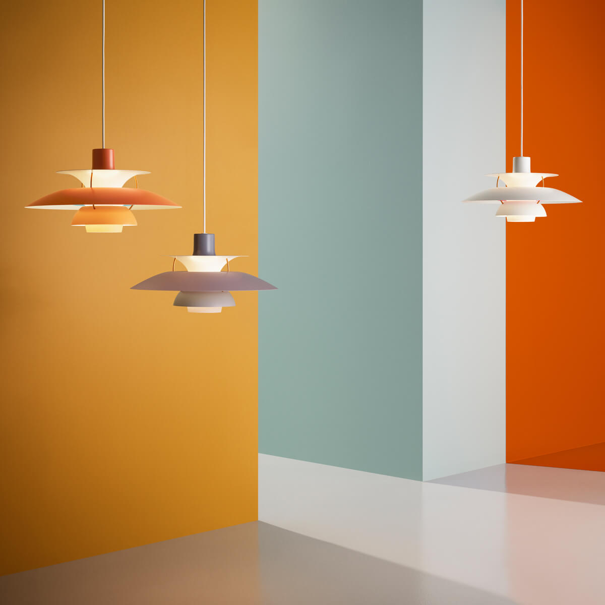 Louis Poulsen PH 5 Pendelleuchte, Hues of Orange (orange), Hues of Grey (grau) und Modern white (weiß)