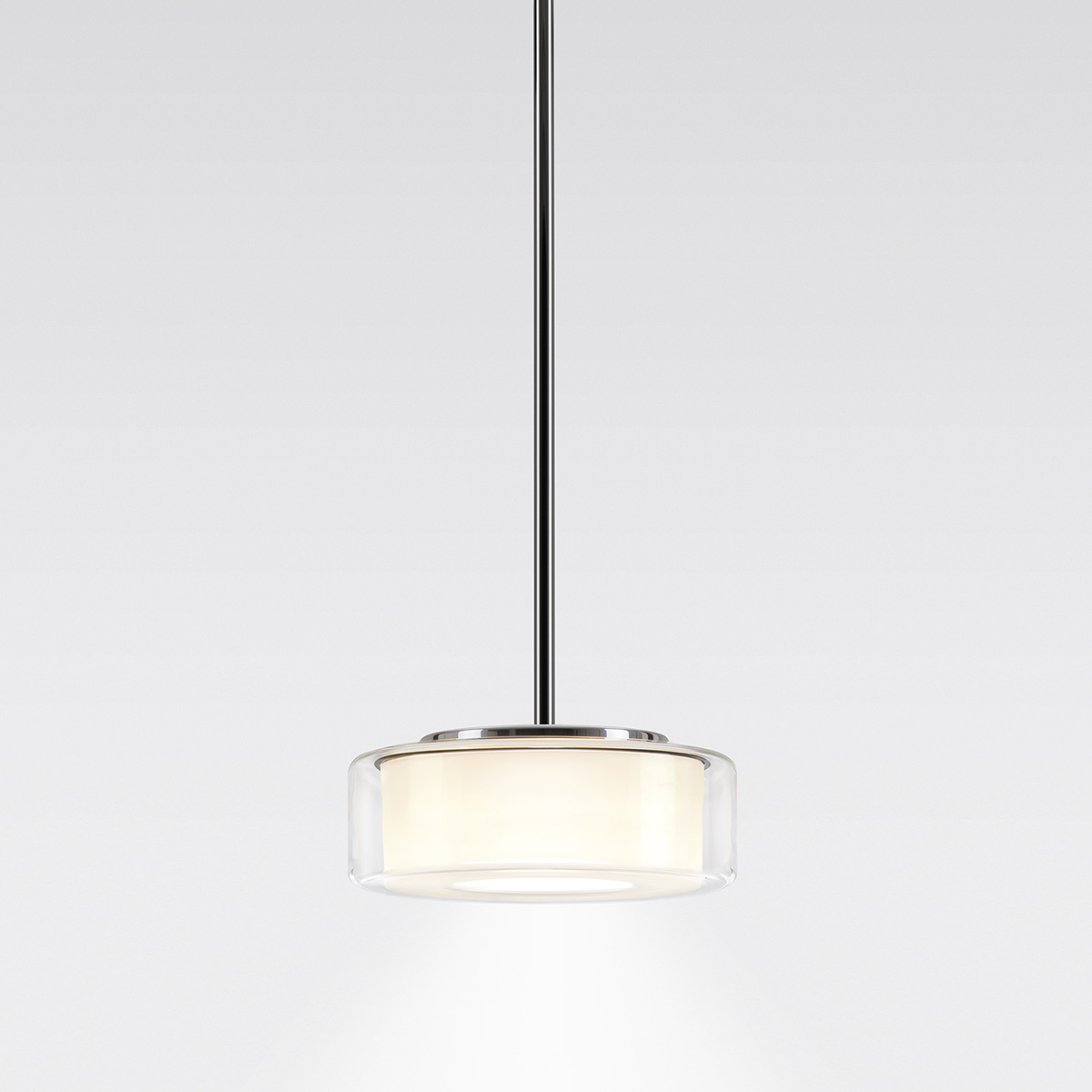 Serien.lighting Curling Suspension Tube S LED Pendelleuchte, Glas klar, Reflektor: zylindrisch opal (©serien.lighting)