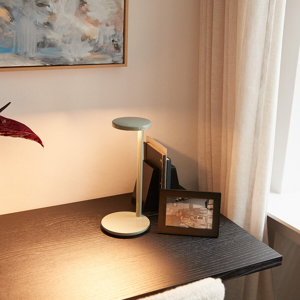 Flos Oblique LED Tischleuchte, salbei glänzend (©Petra Kleis)
