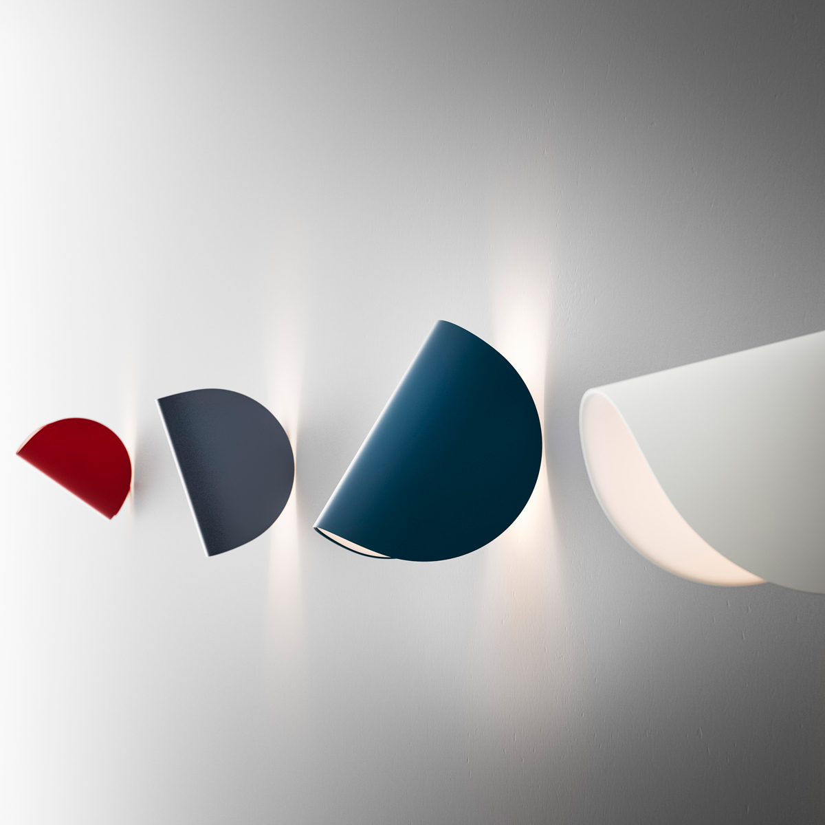 Fontana Arte Io LED Wandleuchte, rot, dunkelgrau, blau und weiß