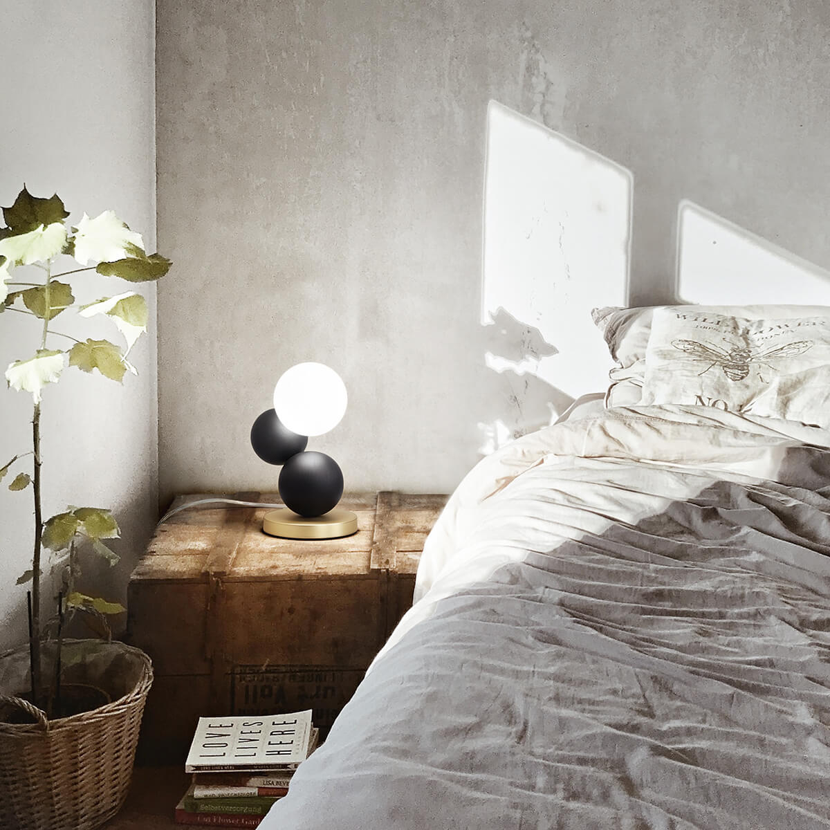 Fabas Luce Micky Tischleuchte, schwarz / Messing / weiß