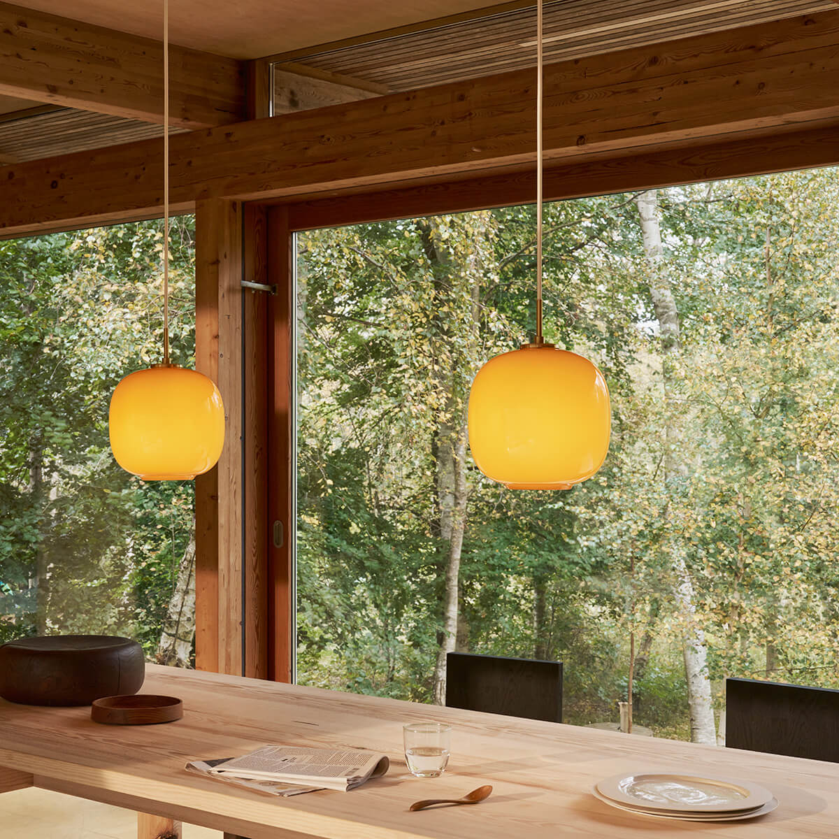 Louis Poulsen VL45 Radiohus Pendelleuchte, Ø: 25 cm, Glas bernstein (eingeschaltet)