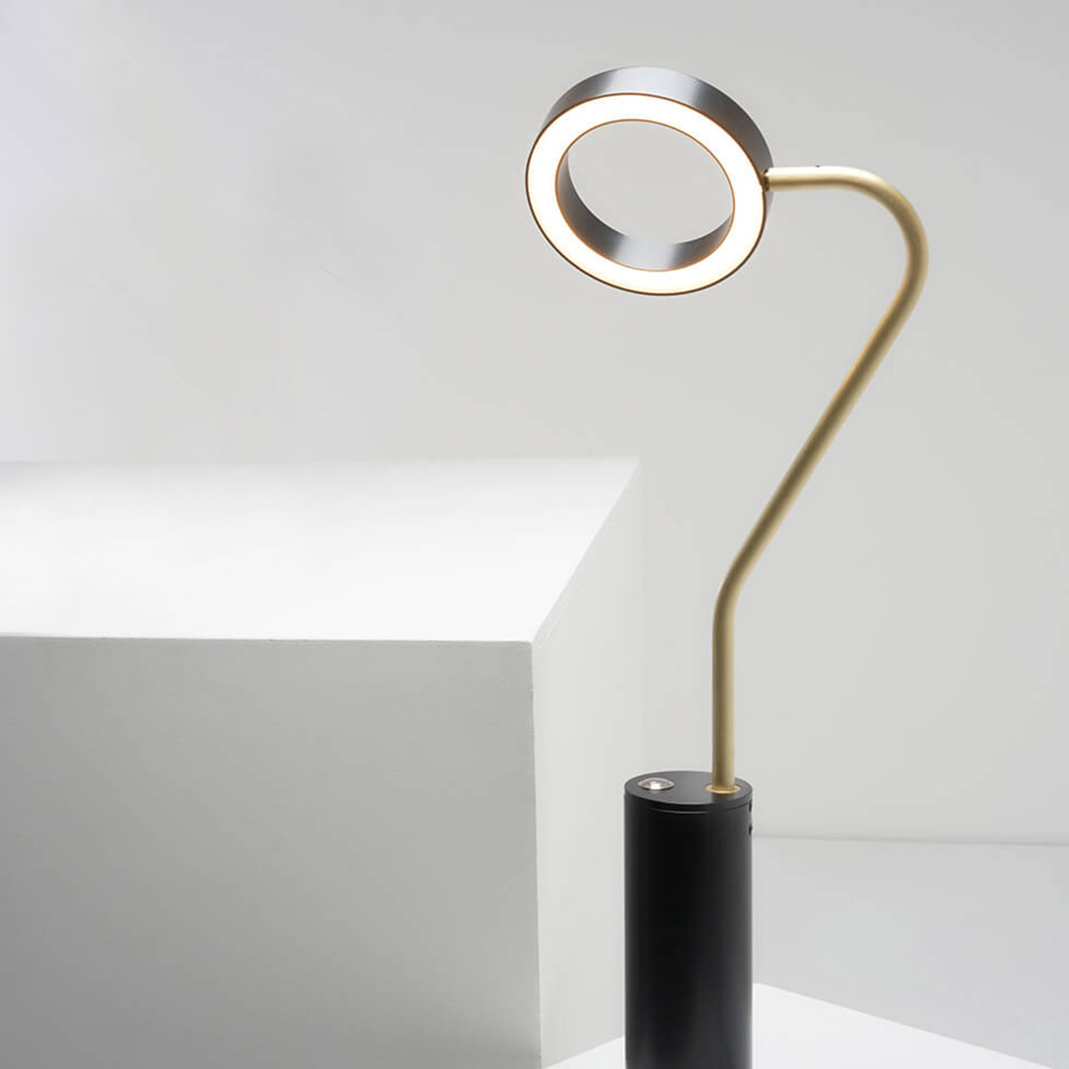 Zava Meta LED Tischleuchte, schwarz / Messing satiniert