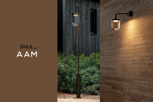 IP44.DE aam Außenleuchten als Pollerleuchte und Wandleuchte an moderner Hausfassade im Garten