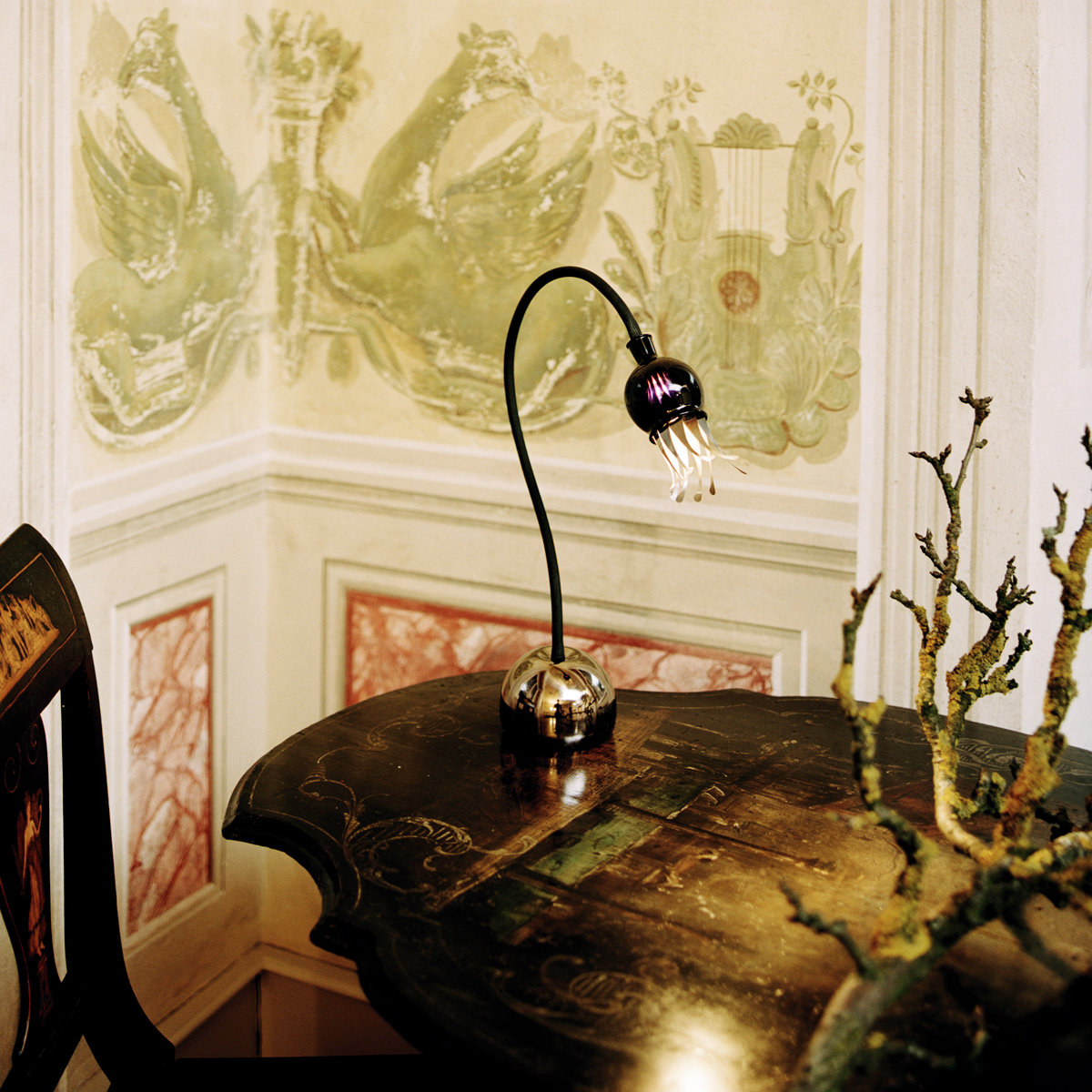 Serien.lighting Poppy Table Tischleuchte, Schirm: violett, Arm: schwarz