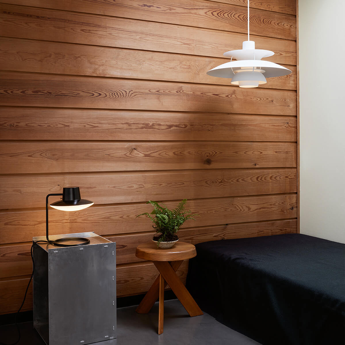 Louis Poulsen AJ Oxford Mini Tischleuchte, Metall schwarz / Opalglas