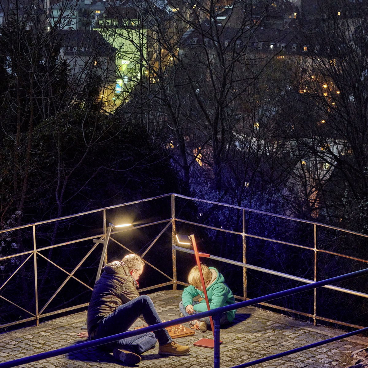 Nimbus Roxxane Leggera 101 CL LED Akkustehleuchte, rubinrot und graphitgrau matt (©Nimbus Group/Jürgen Pollak)