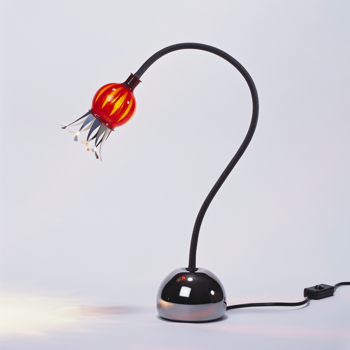Serien.lighting Poppy Table Tischleuchte, Schirm: rubinrot, Arm: schwarz