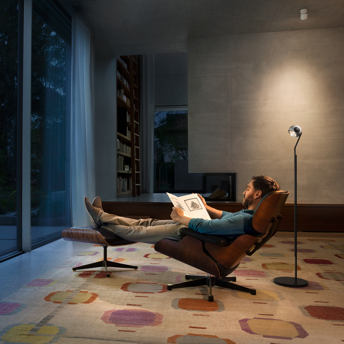 Occhio io 3d lettura C Stehleuchte, schwarz matt, Kopf Chrom matt (auf Anfrage erhältlich)