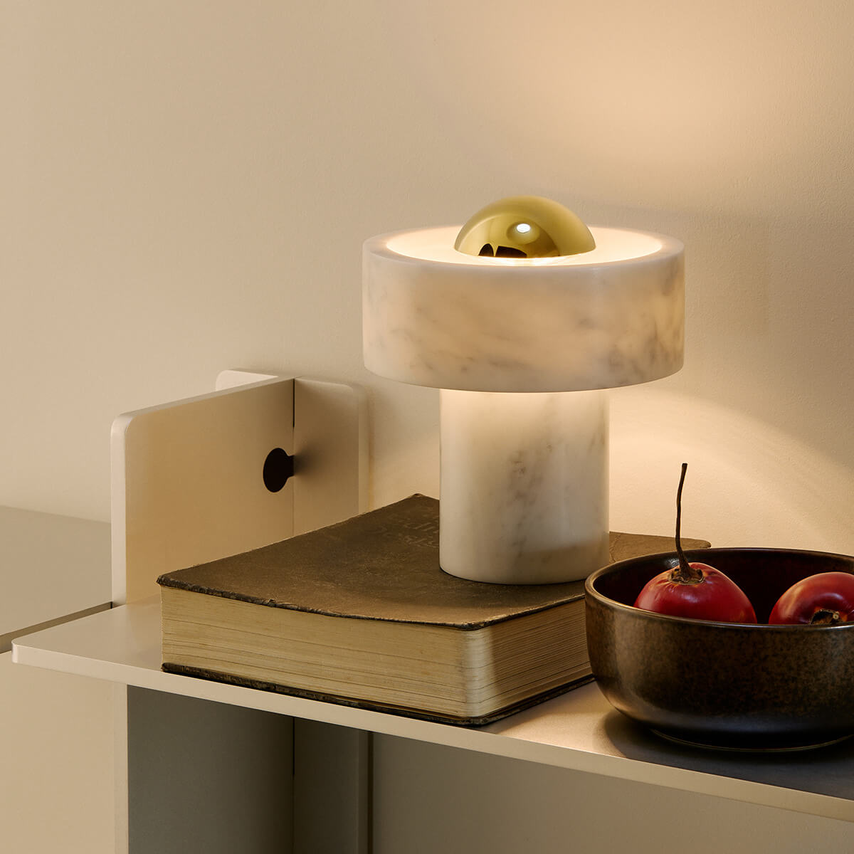 Tom Dixon Stone Portable LED Akkuleuchte, Gold / Marmor