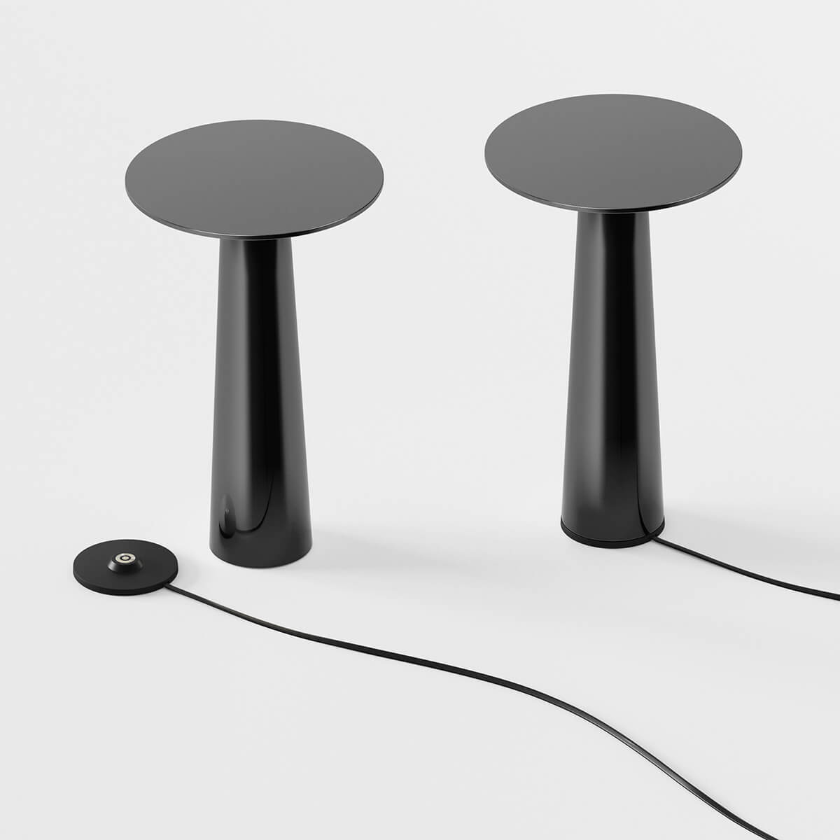 IP44.DE Lix LED Akkuleuchte, Dim-to-Amber, inkl. Charging Base, dark chrome (dunkles Chrom)