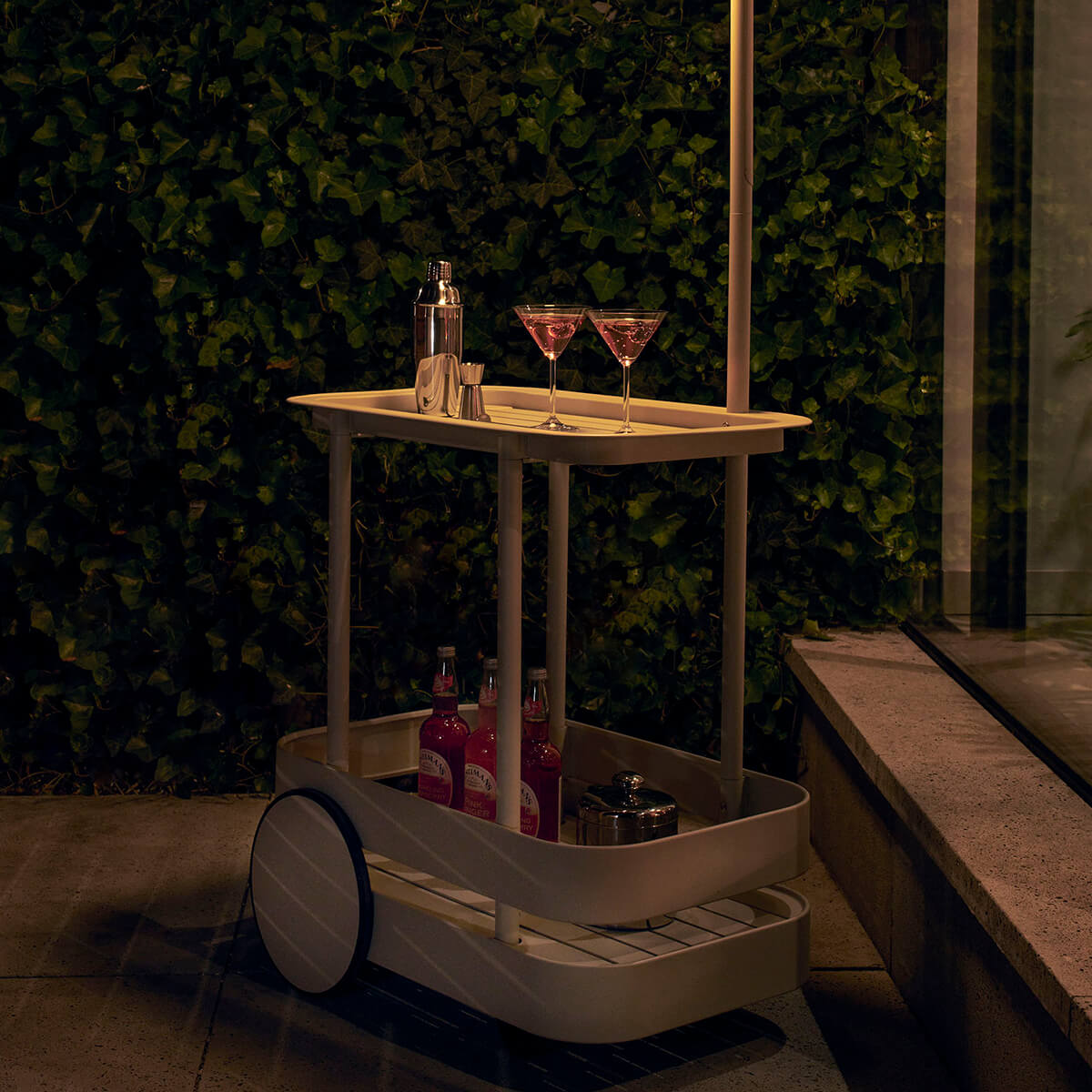 Fatboy Jolly Trolley LED Akkuleuchte & Bar-Trolley, hellgrau