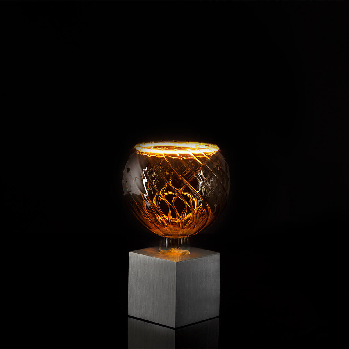 Sompex Cubic Tischleuchte mit Segula LED Floating Globe 150 twisted smokey grau, Aluminium (inbegriffen) (©Leuchtenland.com)