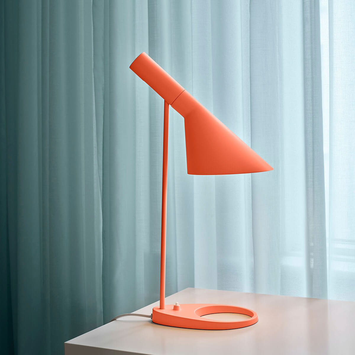Louis Poulsen AJ Mini Tischleuchte, Electric orange