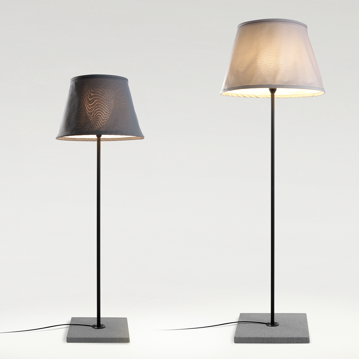 Marset TXL 2019 205 Stehleuchte, beige, und Marset TXL 2019 170 Stehleuchte, grau