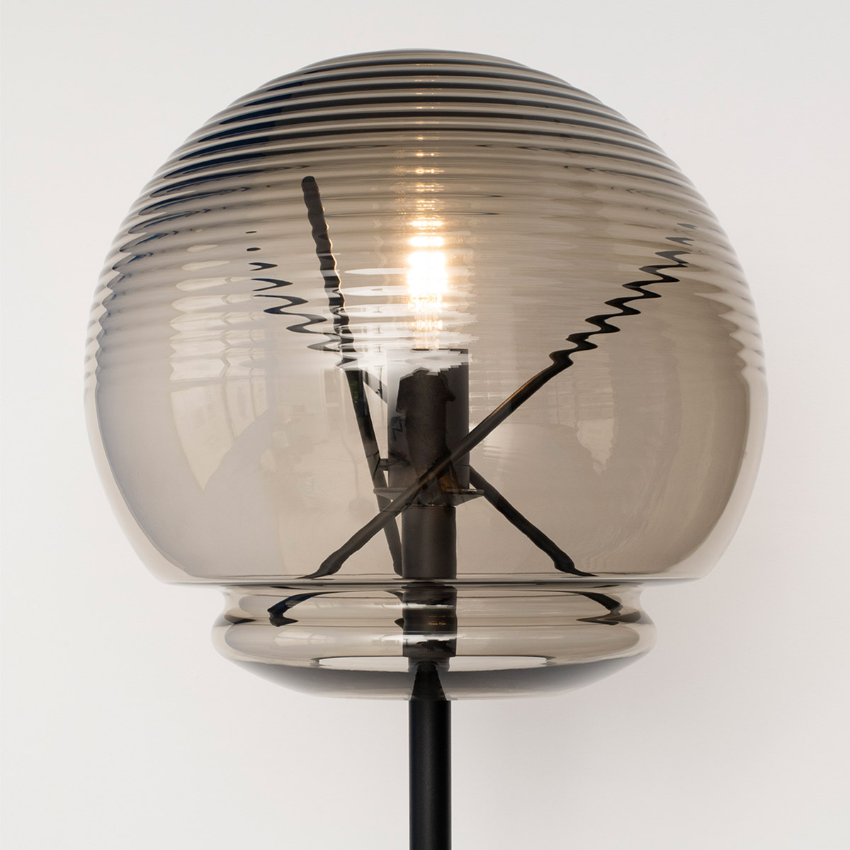 Artemide Vitruvio Terra, Struktur: schwarz, Schirm: rauchgrau