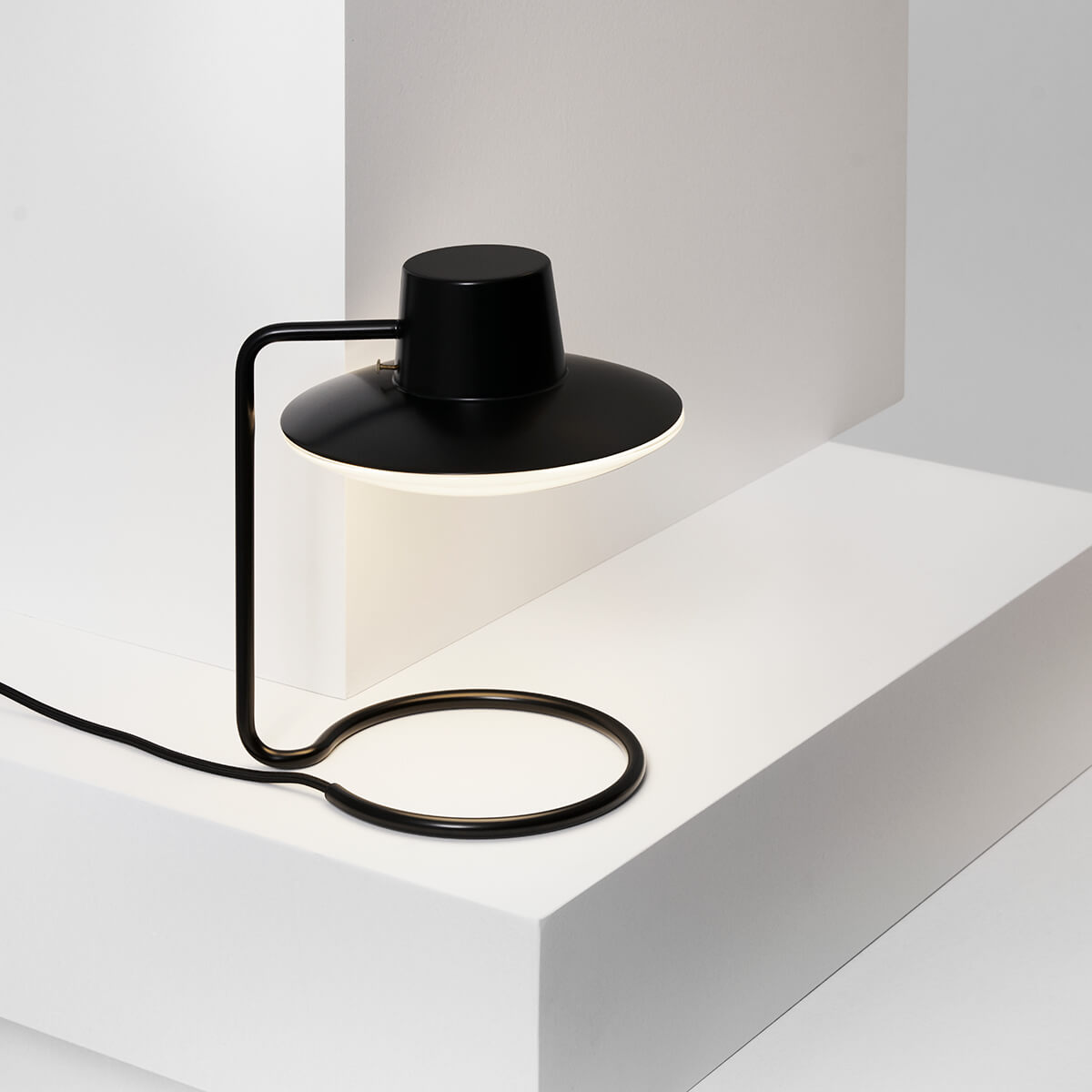 Louis Poulsen AJ Oxford Mini Tischleuchte, Metall schwarz / Opalglas