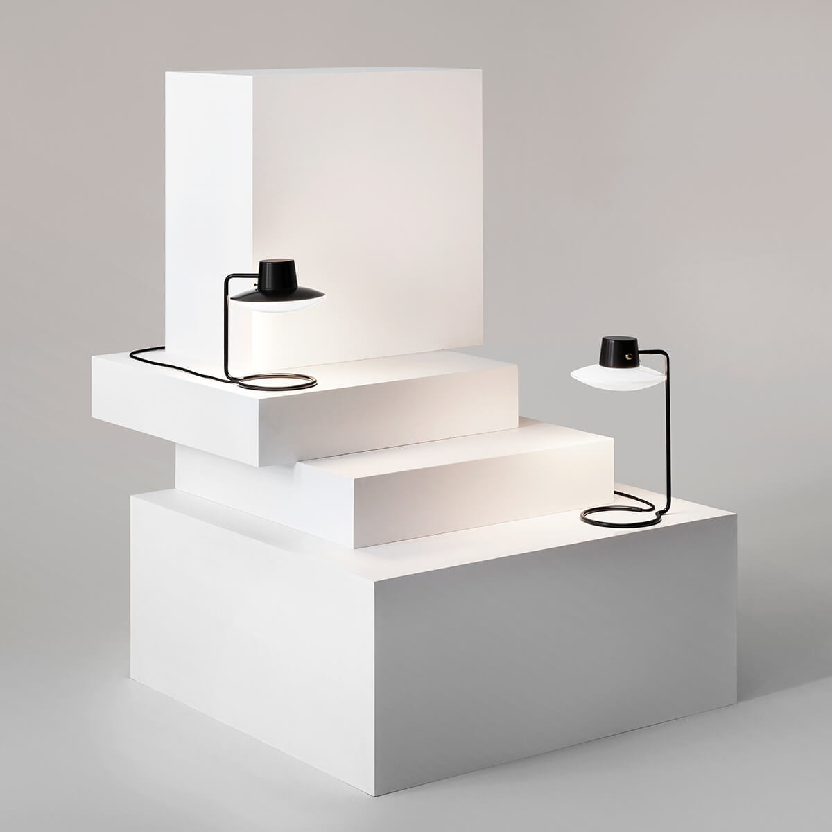 Louis Poulsen AJ Oxford Mini Tischleuchte, Metall schwarz / Opalglas, und AJ Oxford Tischleuchte, Opalglas