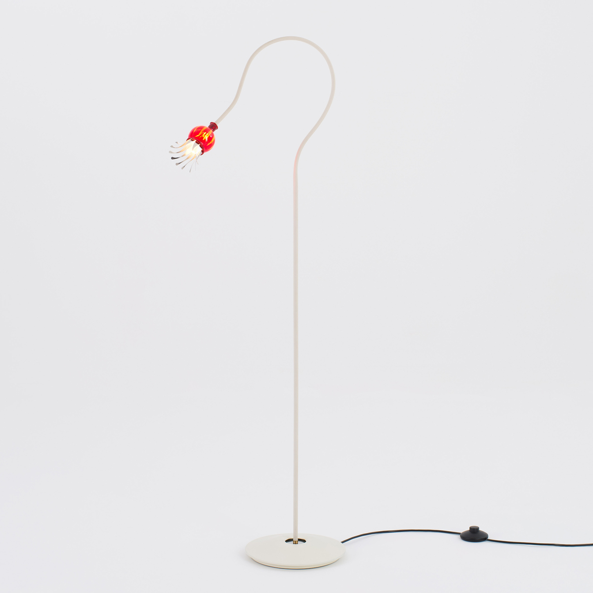 Serien.lighting Poppy Floor 1 Stehleuchte, Schirm: rubinrot, Arm: beige