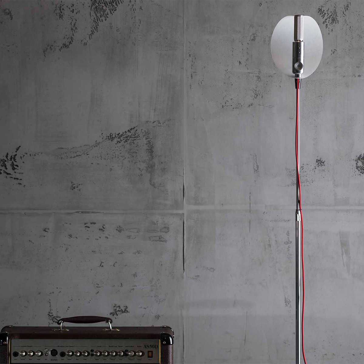 Less 'n' more Stereo LED Stehleuchte, Alu poliert / Beton grau (Leuchtenkopf ausgeschaltet, mit Lichtsegel)