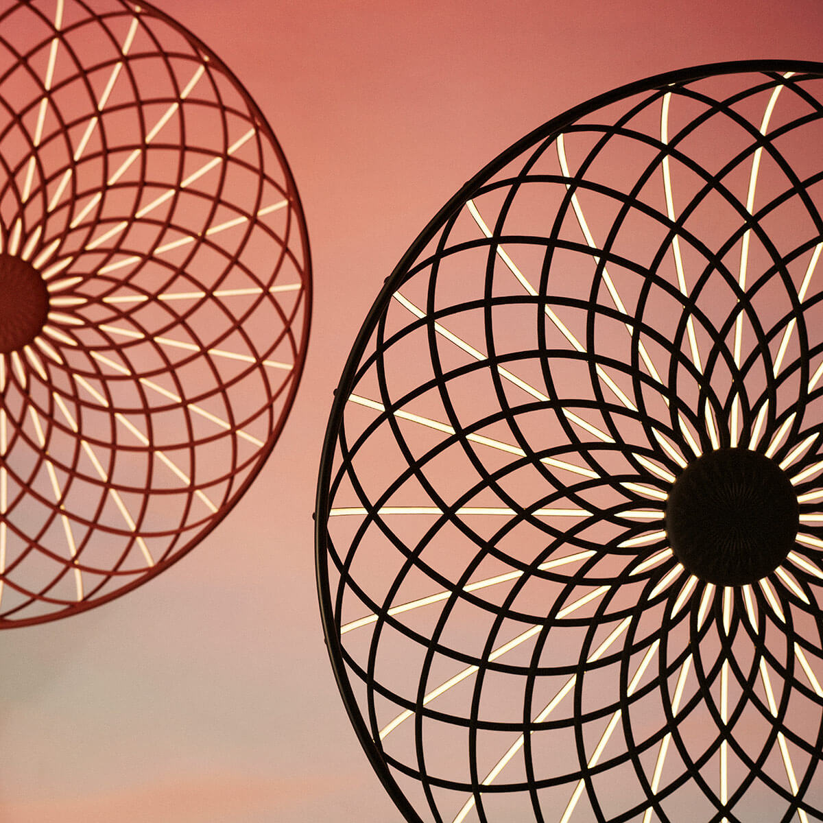 Flos Skynest LED Pendelleuchte, ziegelrot und anthrazit (©Alessandro Oliva)