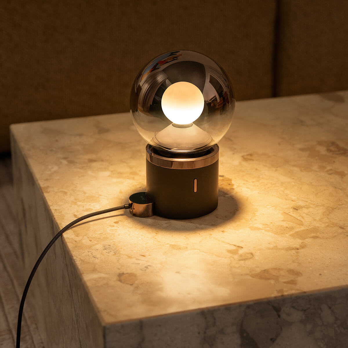 Occhio Luna pura LED Akkuleuchte, dark chrome, Charging puck (als Zubehör erhältlich)