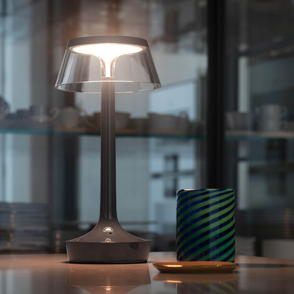 Flos Bon Jour Unplugged LED Akkuleuchte, Stormy grey (dunkelgrau) (©Santi Caleca)