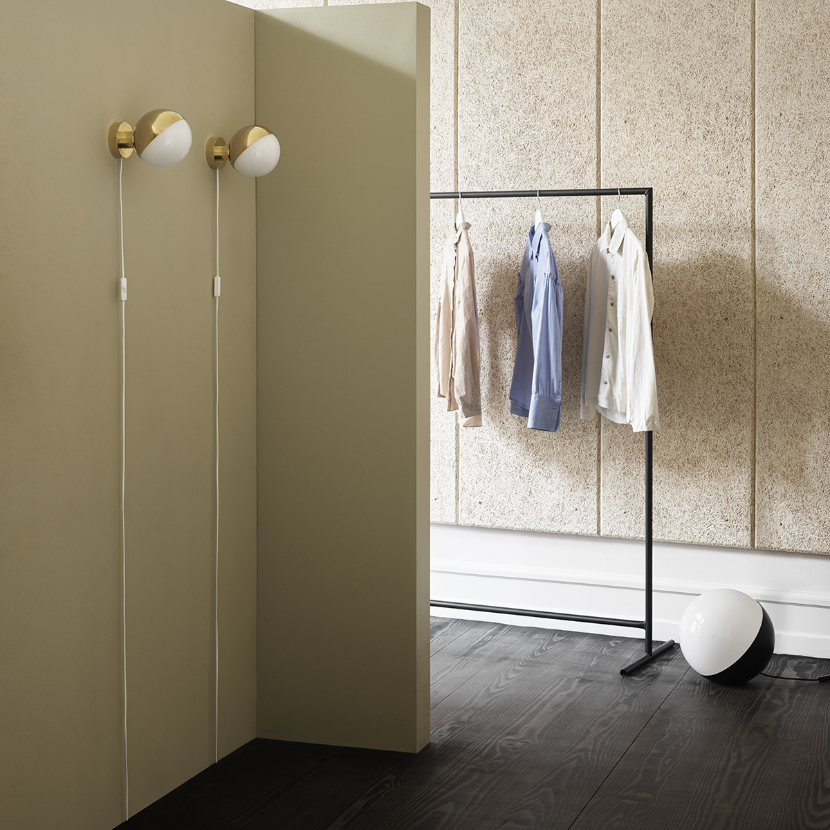 Louis Poulsen VL Studio Wandleuchte, mit Kabel, Messing gebürstet, und VL Studio Tisch- / Stehleuchte, Ø: 32 cm, schwarz matt (ausgeschaltet)