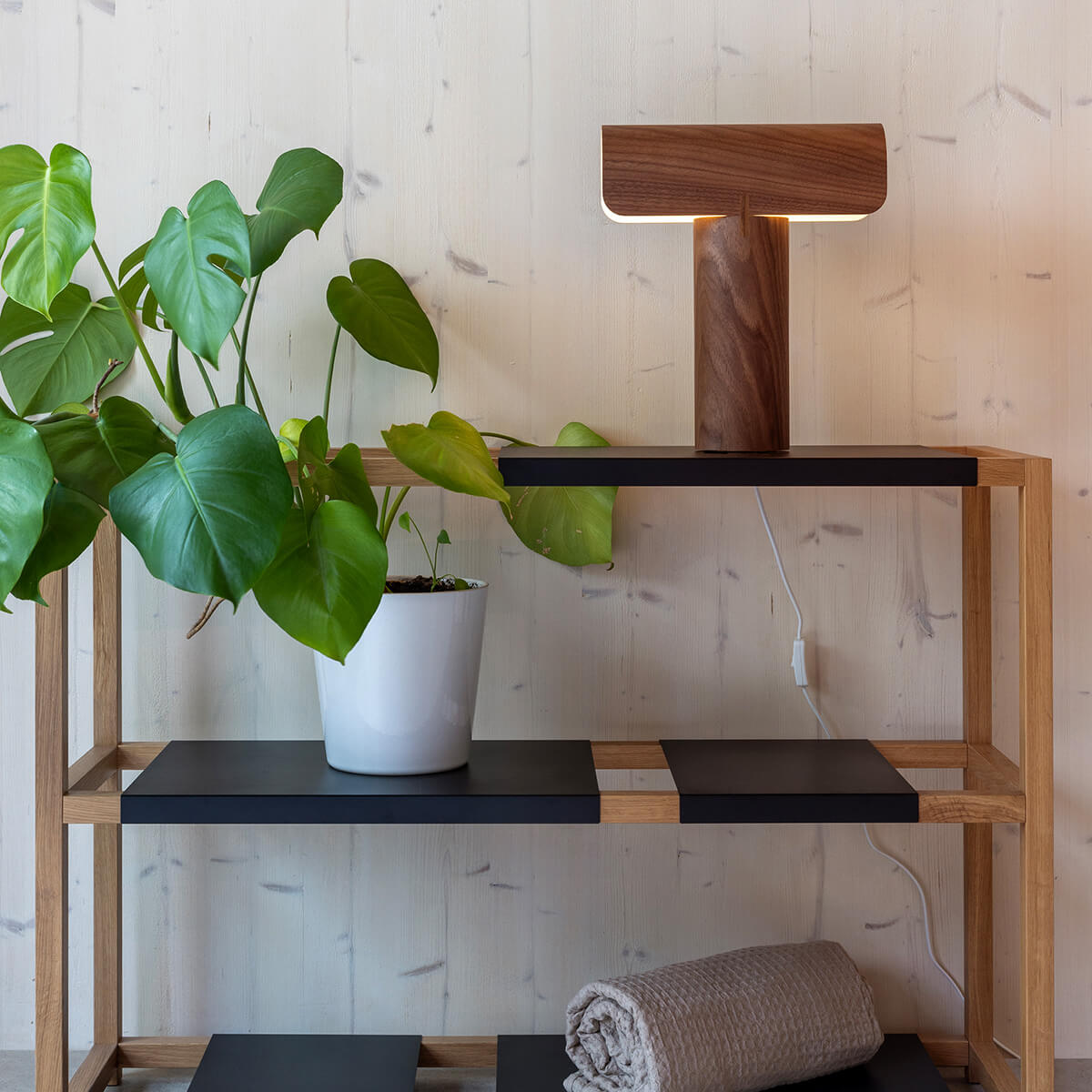 Secto Design Teelo 8020 Tischleuchte, Walnussfurnier