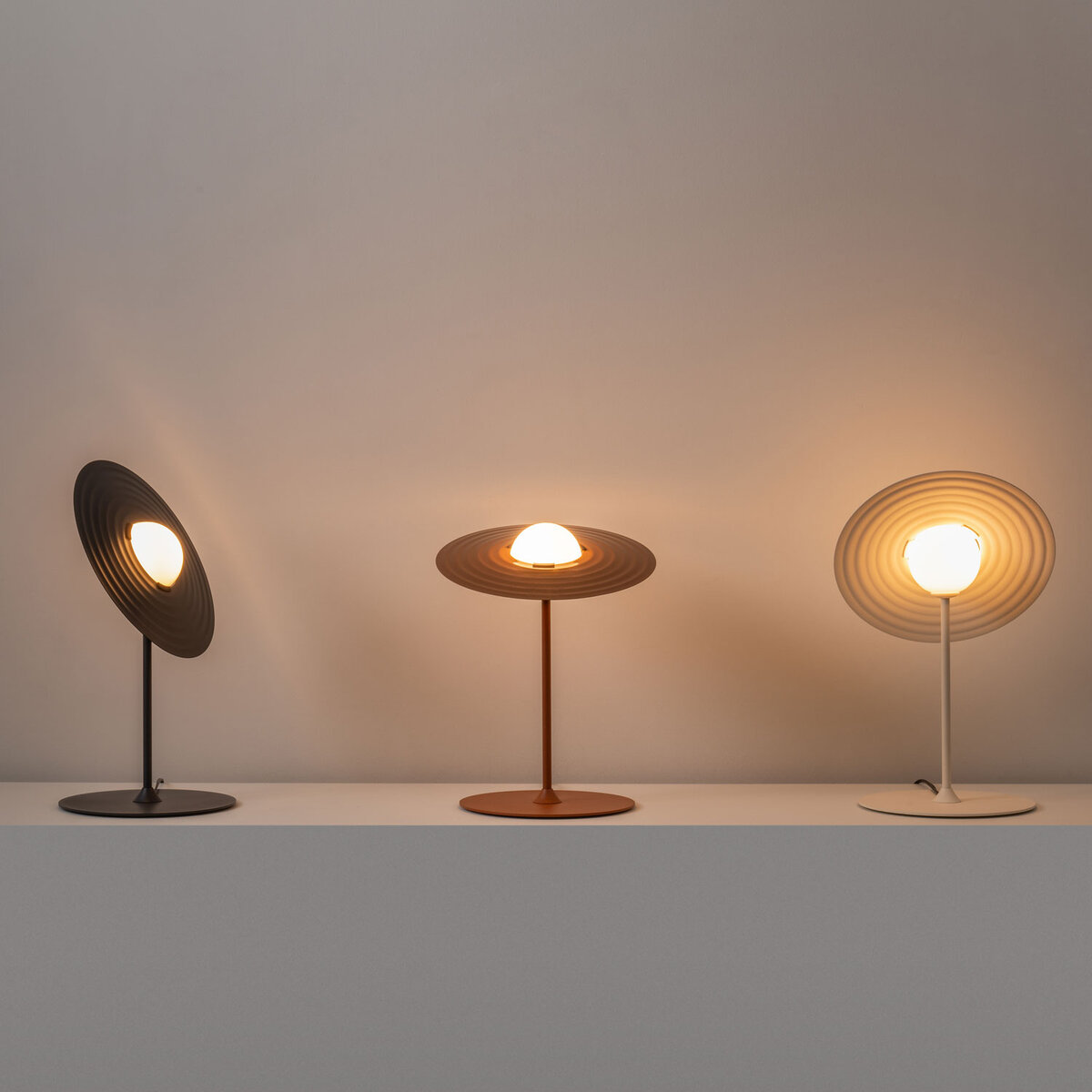 Milan Symphony Tischleuchte, Schirm Ø: 30 cm, anthrazitgrau, Kupfer und nerzfarben (v.l.n.r.)