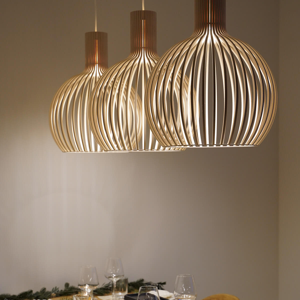 Secto Design Octo Small 4241 Pendelleuchte, Walnussfurnier, Kabel: weiß