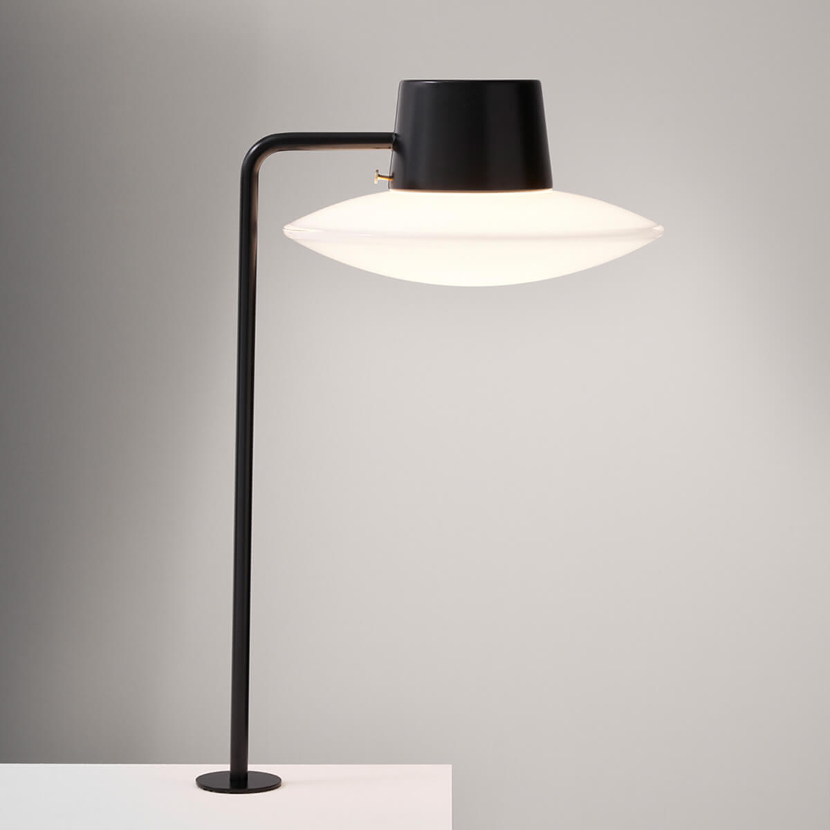 Louis Poulsen AJ Oxford Tischleuchte mit Pin, Opalglas