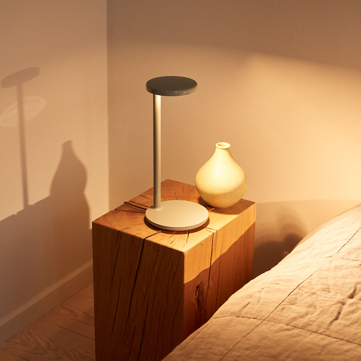 Flos Oblique LED Tischleuchte, salbei glänzend (©Petra Kleis)