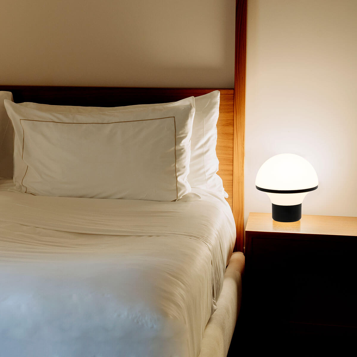 Milan Geyser Tischleuchte, Ø: 25 cm, schwarz matt / Opalglas satiniert